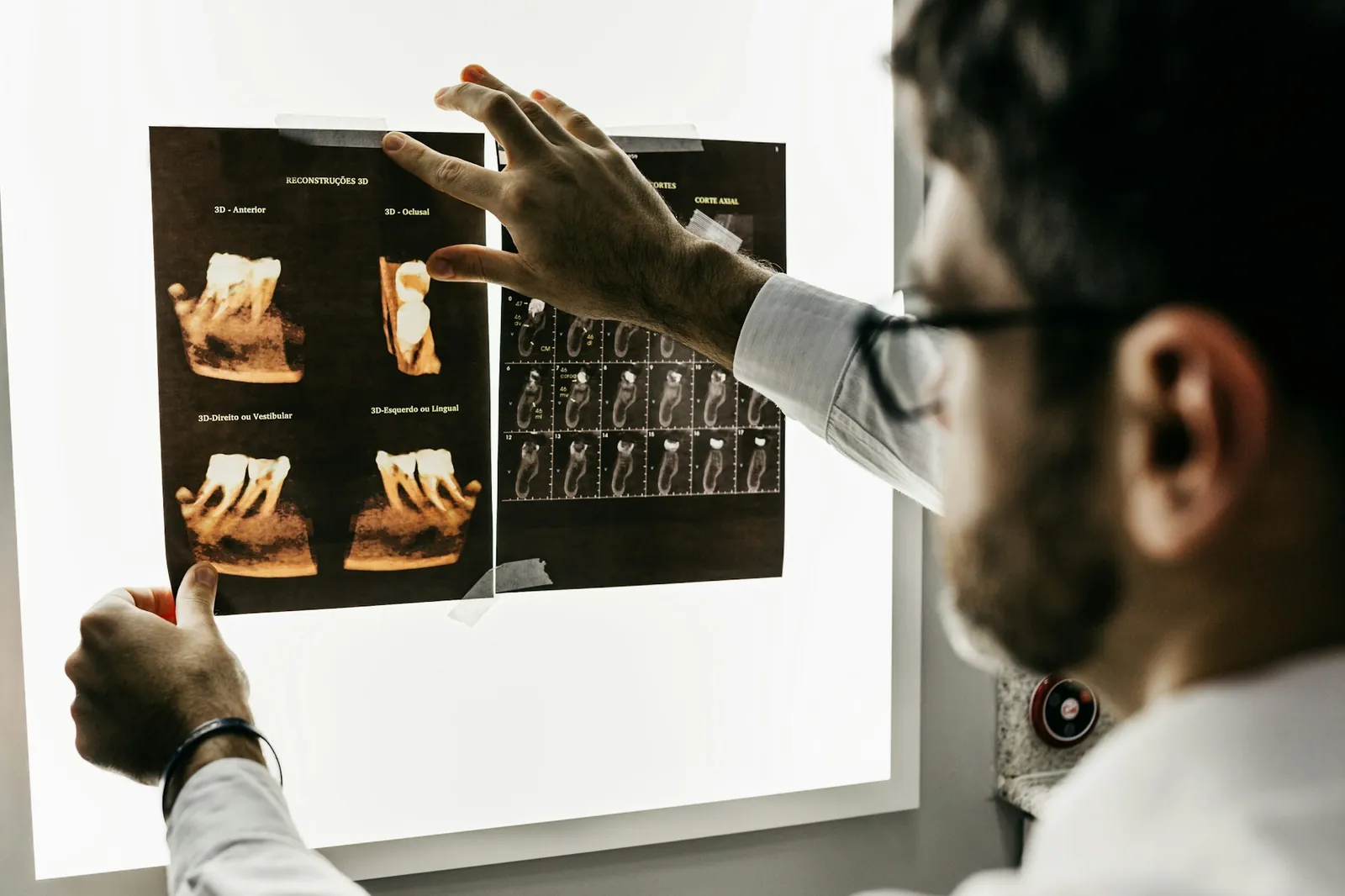 Dentista analisando radiografias para planejar o tratamento