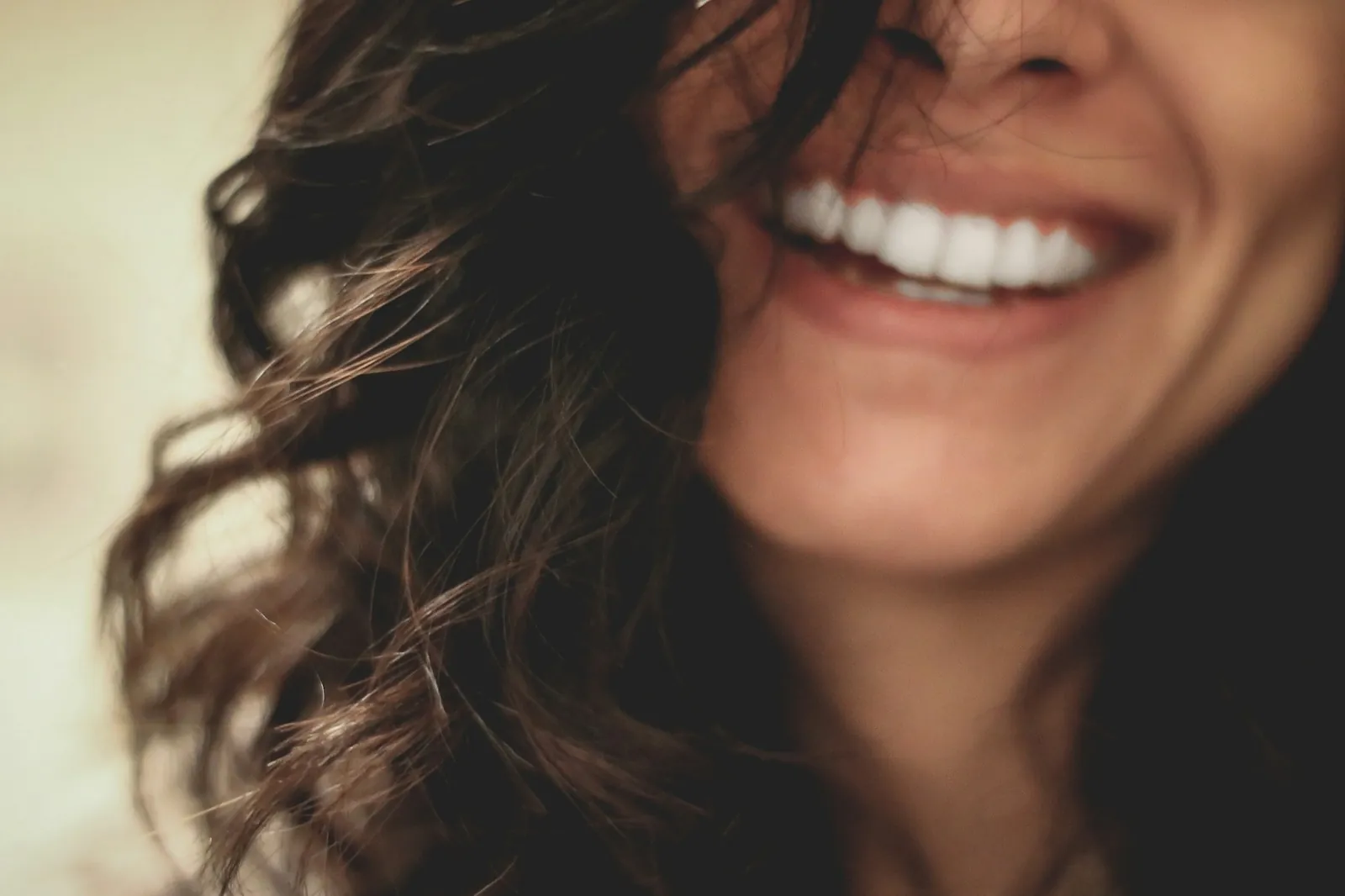Mulher sorrindo, com luz natural